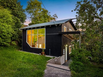 Titirangi Retreat with Harbour Views