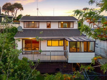 3 bedrooms & In Zone for Rangitoto!