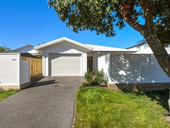 Inside Outside Living in Beachy Scene