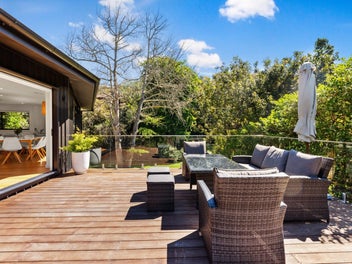 Contemporary Command – Lush Location