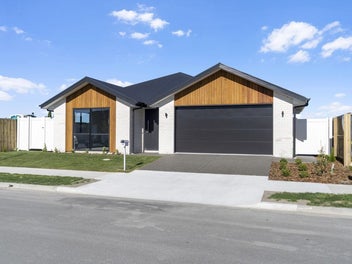 Ready Now! Stylish 3 Bedroom Home in Silverstream