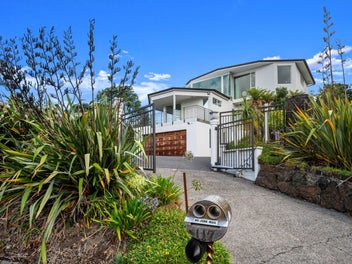Large-scale family coastal retreat