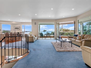 Sunny and spacious for all – indoors or garden