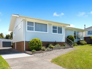 Renovated Perfection! Modern Comfort + Kiwi Charm