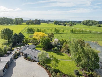 4ha Oasis With 5-Bay Shed & Family Home!