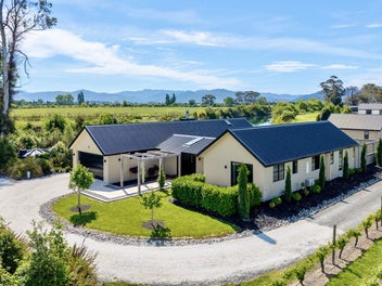 Exceptional lifestyle appeal, river side setting