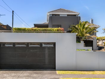 CLOSE TO IT ALL IN POPULAR STRANDON