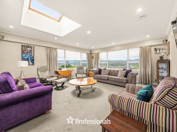 MODERN FAMILY LIVING WITH VALLEY VIEWS