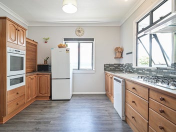 Spacious family gem with extra studios