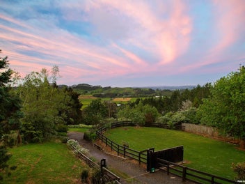 ELEVATED COUNTRY RETREAT - DUAL LIVING POTENTIAL