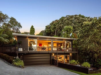 Private retreat with bay views and bush serenity