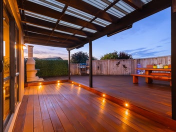 Sunsets, views, and quiet cul-de-sac living!