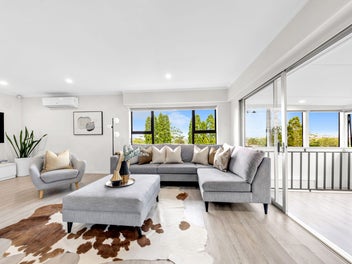 Home and granny with stunning elevated views!