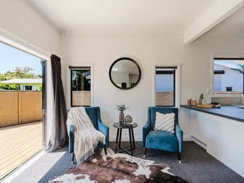 River Road Retreat: Modern Comfort, Prime Location