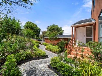 Live Large in Your Hillcrest Haven!