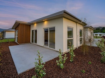 Premium Mike Greer Showhome, Immediate Income