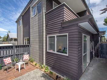 Central City Fringe Townhouse with Double Garage