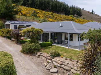 Elevated Views & Easy Living In Beautiful Clyde