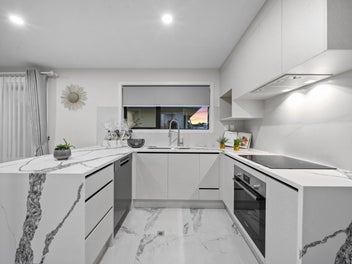 STUNNING Family Home! + 2 Cabins