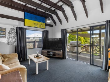 Charming 2-Bedroom Home in Hornby