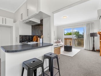 SUN-FILLED, MODERNISED ART DECO GEM!