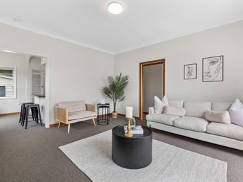 MODERN, STYLISH & SUNNY - EASY LIVING!