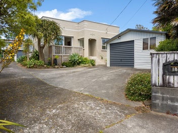 SUN-FILLED - DOUBLE GLAZED - MODERN!