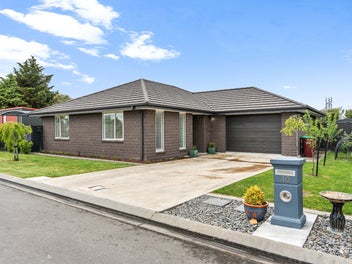 Tuatahi Avenue - Style, Sun & Smart Design !