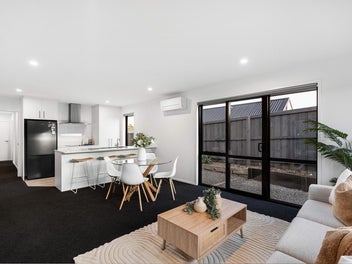 Flight Booked! Family Home with Two Living Areas