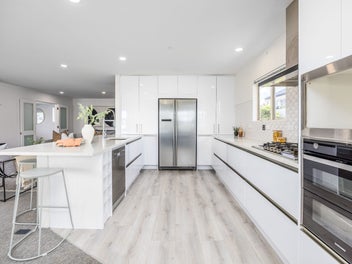 BEACHSIDE & SEA VIEWS - VENDOR ON THE MOVE!