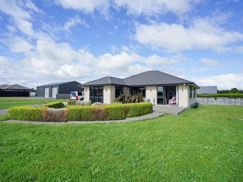 Spacious family living in popular Ascot Heights!