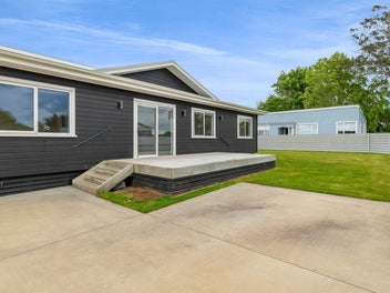 LOW MAINTENACE INVESTMENT - IMMEDIATE POSSESSION!