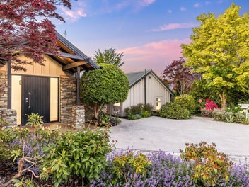 Rowan with the flow - Lake views and style to show