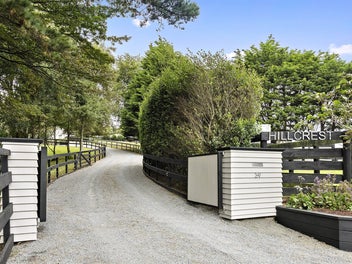 HILLCREST | Luxury Lifestyle Close To The City.