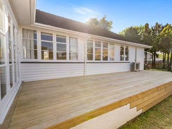 Fabulous, Immaculate, Sunny & Ready to Enjoy