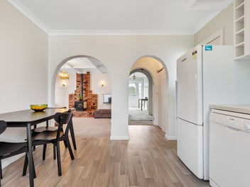 Oh so close to town and Schools