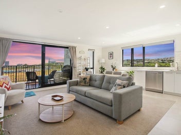 Corner apartment with amazing north facing views