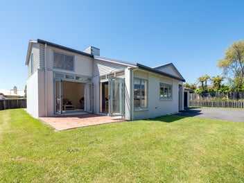 Sun-dappled and City Convenient!