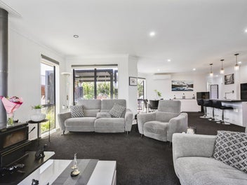 Modern Comfort in Peaceful Cul-de-sac !