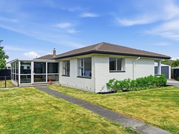 Hidden Gem, Spacious and Sunny!