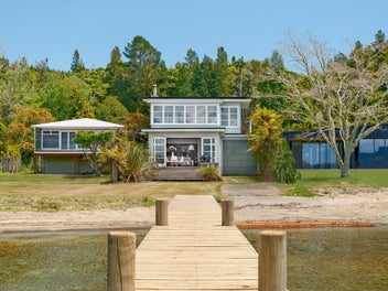 Lawn to Lake Living at Lake Rotoiti