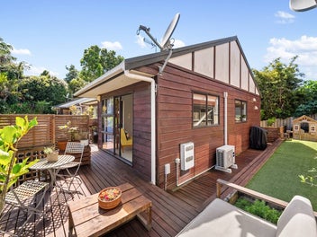 A Christmas Cracker on Abraham Place!