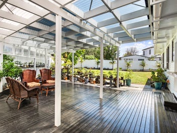 FULLY FENCED FAMILY FAVOURITE! SO MUCH SPACE!