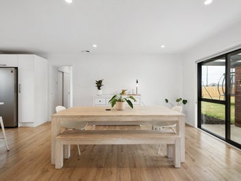 * UNDER OFFER * Exceptional Value – Spacious Fam