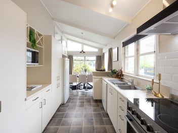 Easy Living, Handy Location