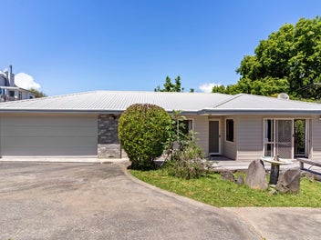 SINGLE LEVEL & AFFORDABLE. DOUBLE WESTLAKE ZONE!