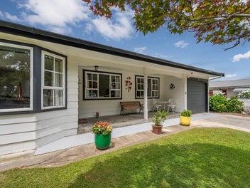 Charming Two Bedroom Home Opposite Cornwall Park