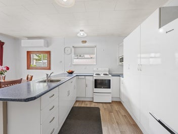 Charming Two Bedroom Home Opposite Cornwall Park