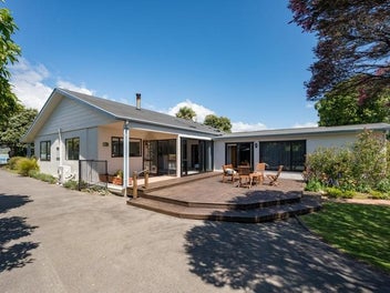 HOLIDAY LIVING ALL YEAR ROUND