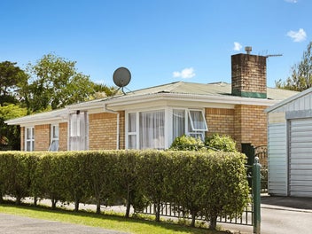 Family Home in Glenview Awaits!